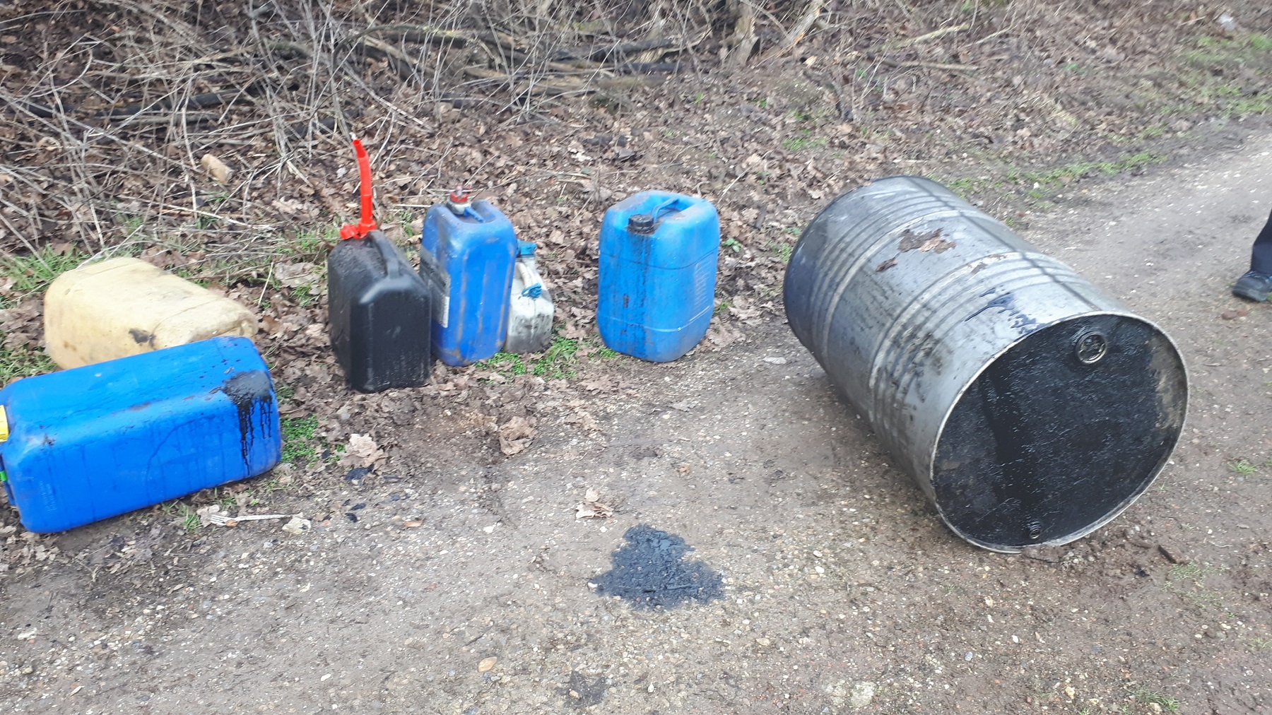 Kanister und Ölbehälter in der Landschaft