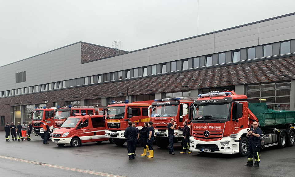 Kräfte und Fahrzeuge der Feuerwehr Viersen und anderer Wehren auf der Krefelder Hauptfeuerwache (Foto: Feuerwehr Viersen)