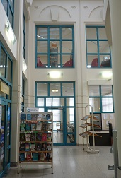 Eingangshalle mit Blick auf die Jugendbibliothek. Stadtbibliothek Viersen