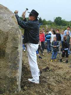 Der Künstler Anatol Herzfeld bei der Arbeit an einem Stein des Steinkreises