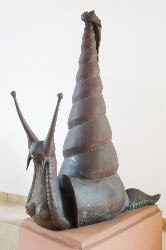 3. Gernot Rumpf: Turmschnecke. 1991/92. Bronzeskulptur auf Sockel aus Pfälzer Sandstein