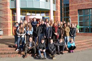 Schülergruppe aus Lambersart vor Stadtbibliothek am 21.11.2015