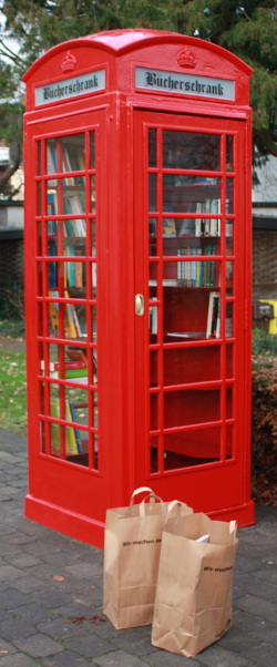 Bücherschrank in englischer Telefonzelle