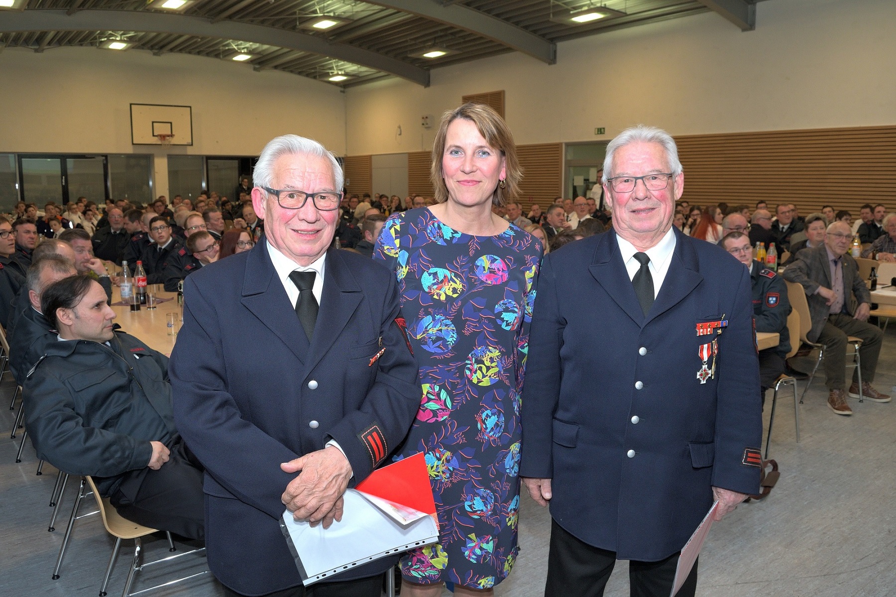 Jeweils 60 Jahre Mitglied der Freiwilligen Feuerwehr: Leo (links) und Hans Peter Geneschen, beide vom Löschzug Dülken, mit Bürgermeisterin Sabine Anemüller (Foto: Stadt Viersen)