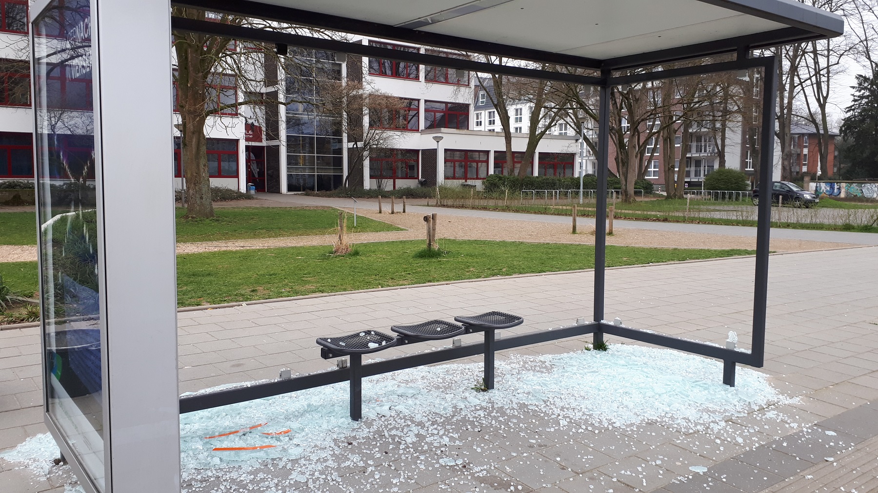 Zerstörte Scheiben an der Haltestelle vor der Realschule an der Josefskirche