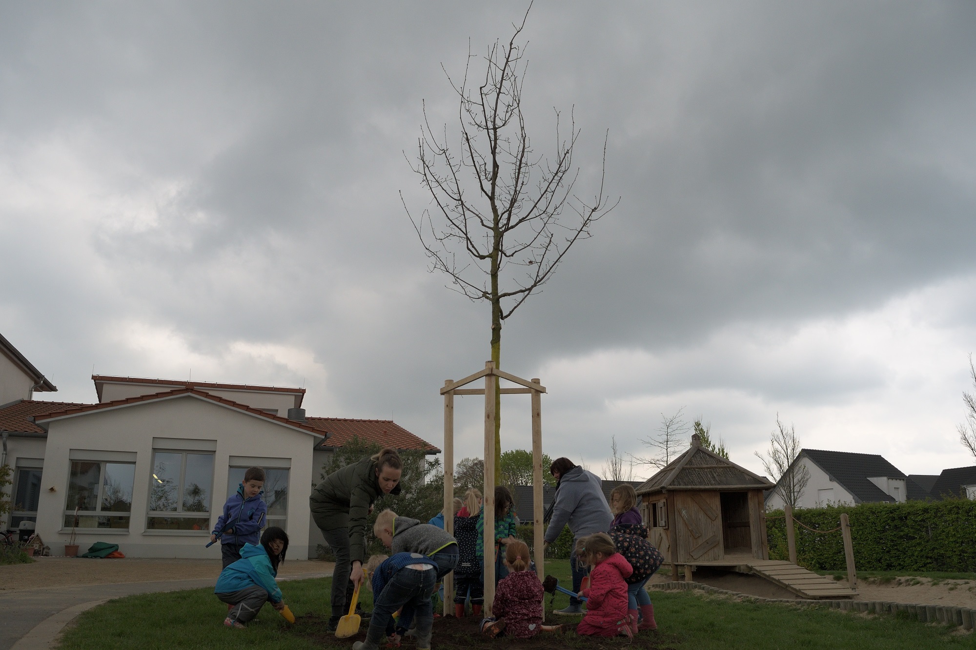 Die Gartengruppe des Kindergartens am neu gepflanzten Baum