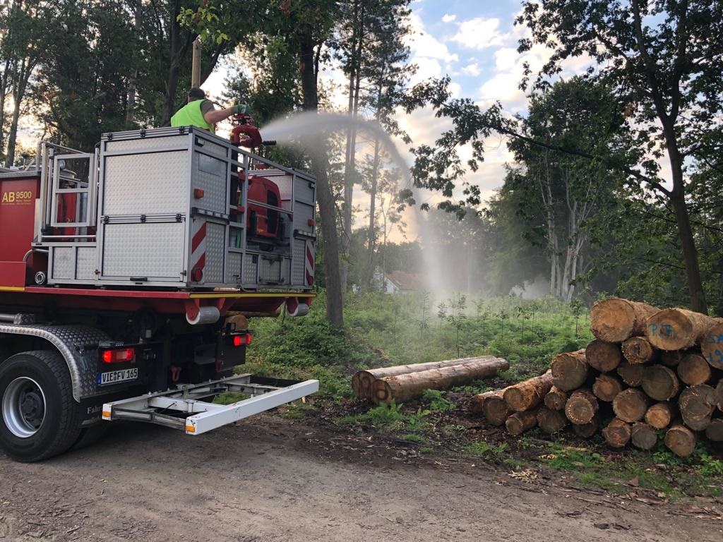 Feuerwehrleute bewässern ein Waldstück (Foto: Stadt Viersen)