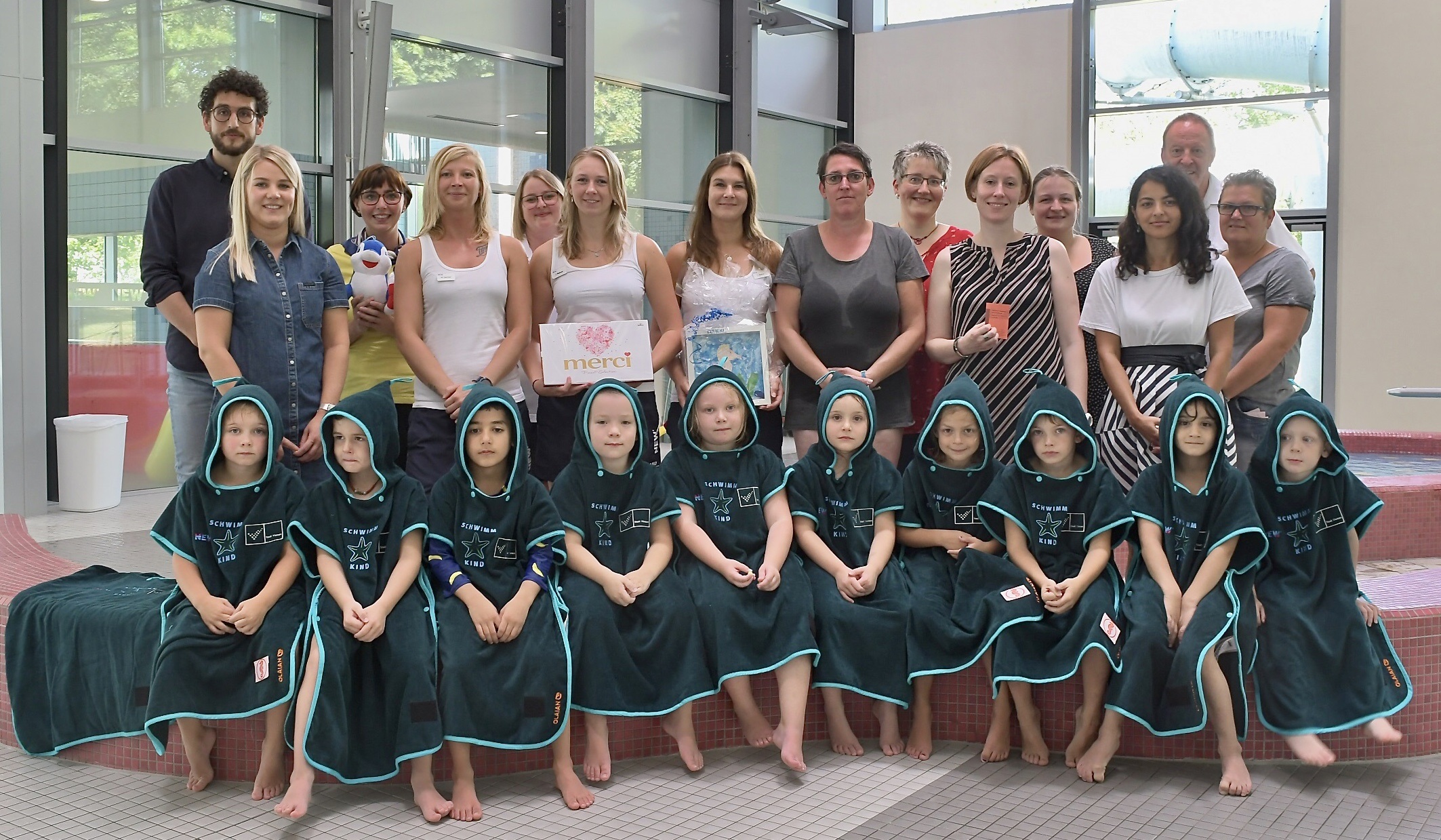 Die ersten Schwimm-Kinder Viersen mit Vertreterinnen und Vertretern der beteiligten Organisationen (Foto: Stadt Viersen)