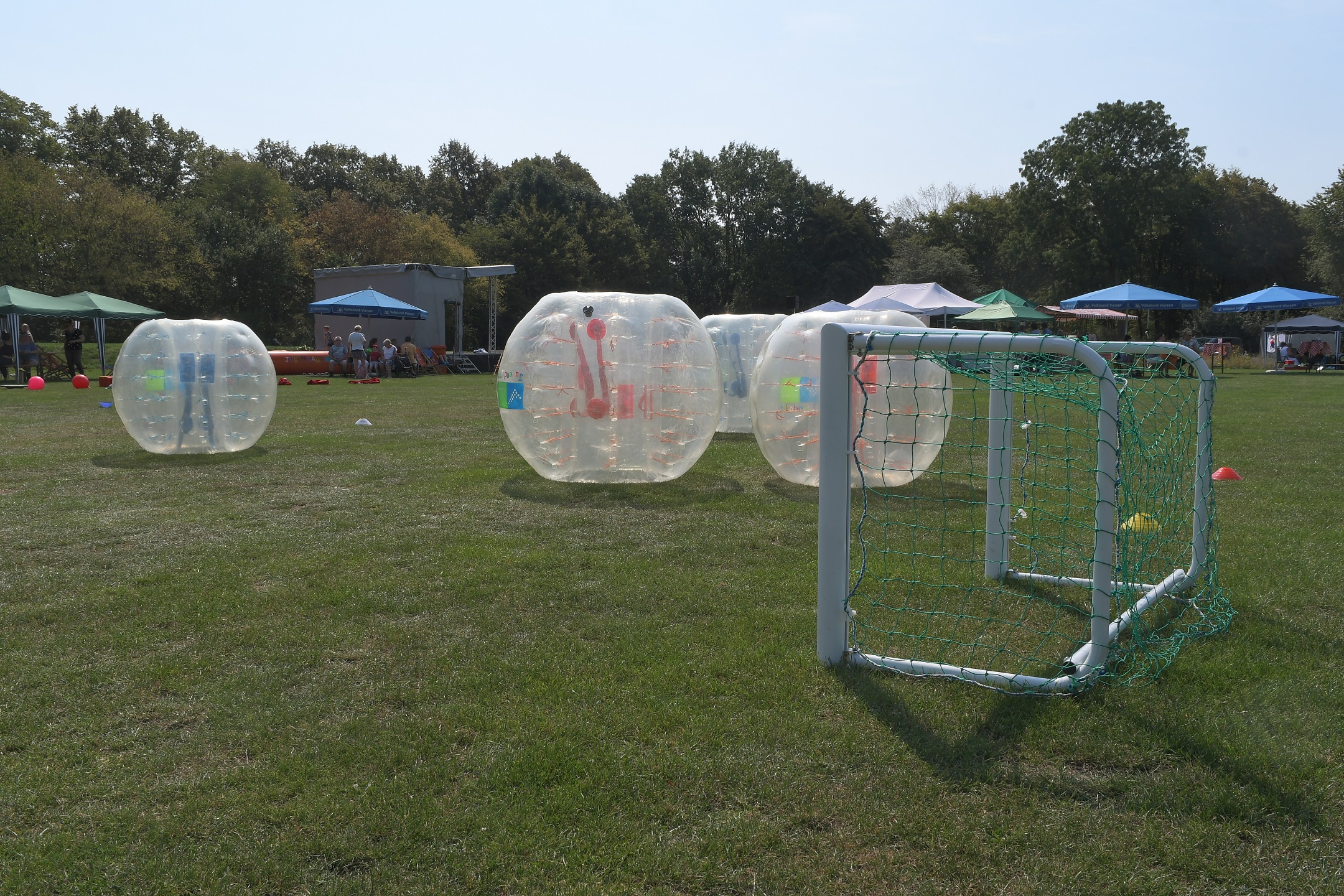 Ein Blick auf die Multifunktionswiese, im Vordergrund die Bubble-Soccer-Bälle (Foto: Stadt Viersen)