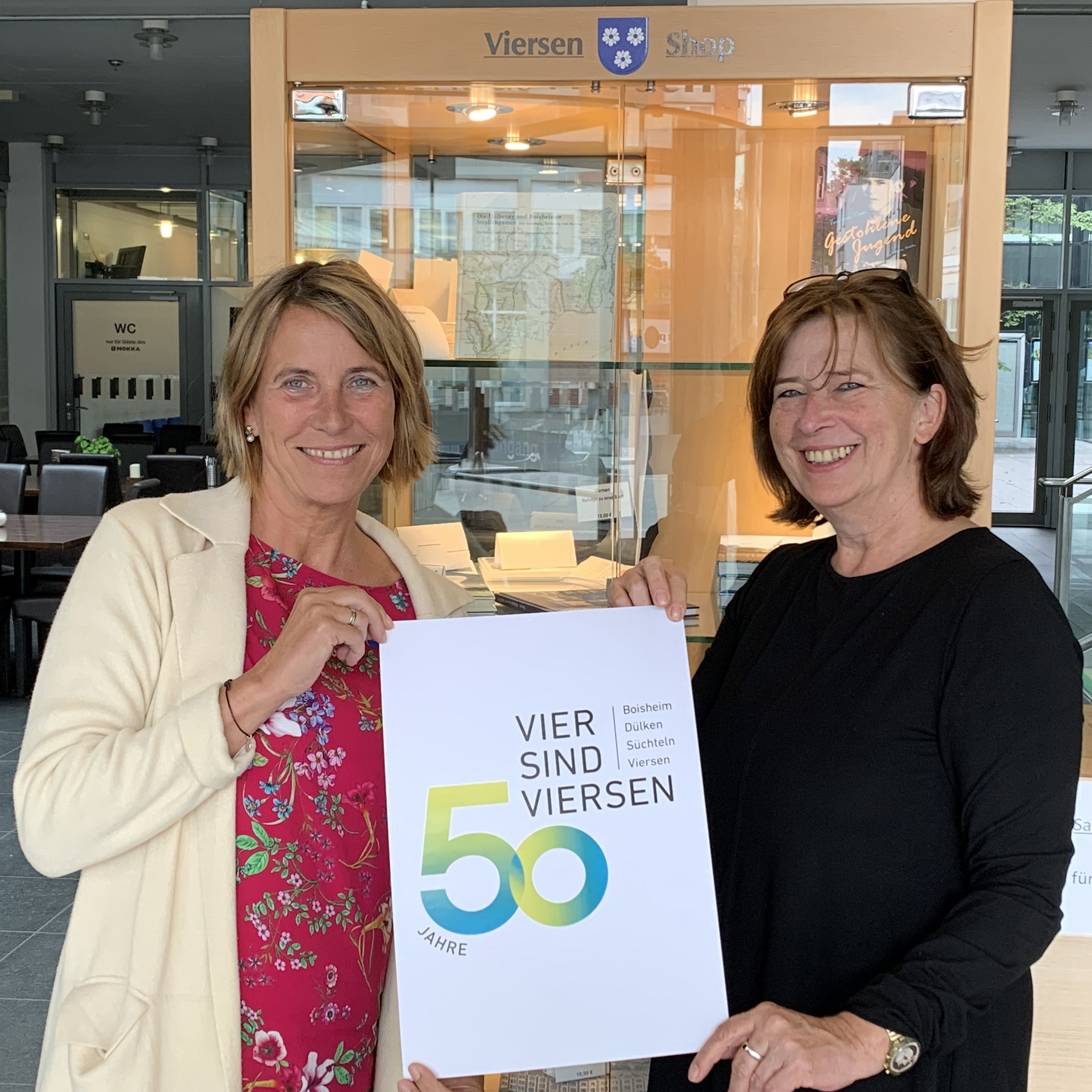 Bürgermeisterin Sabine Anemüller (links) und Ute Feyen mit dem Logo "50 Jahre Stadt Viersen" (Foto: Stadt Viersen)