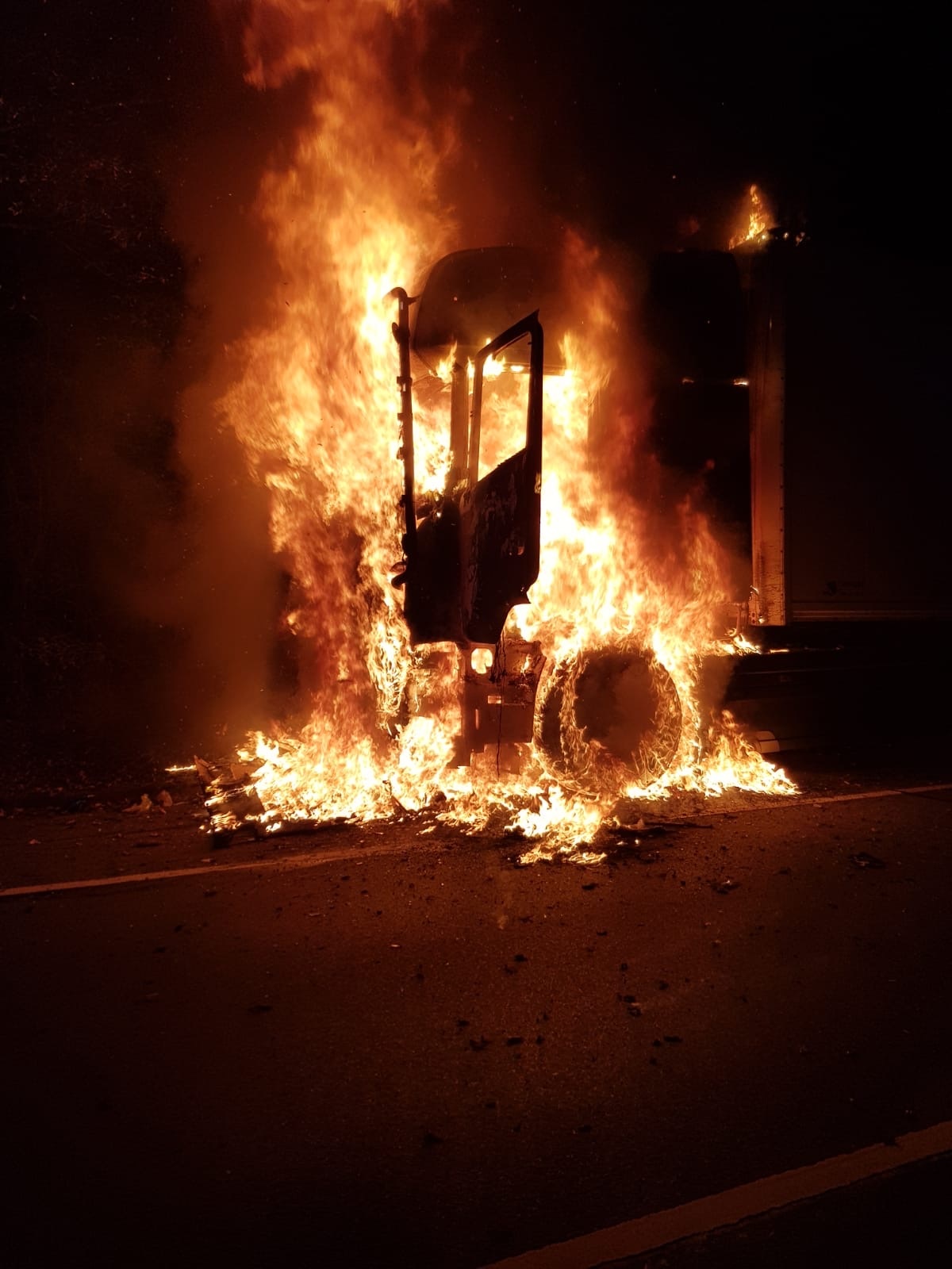 Das Fahrerhaus des Sattelzuges stand komplett in Flammen (Foto: Stadt Viersen)