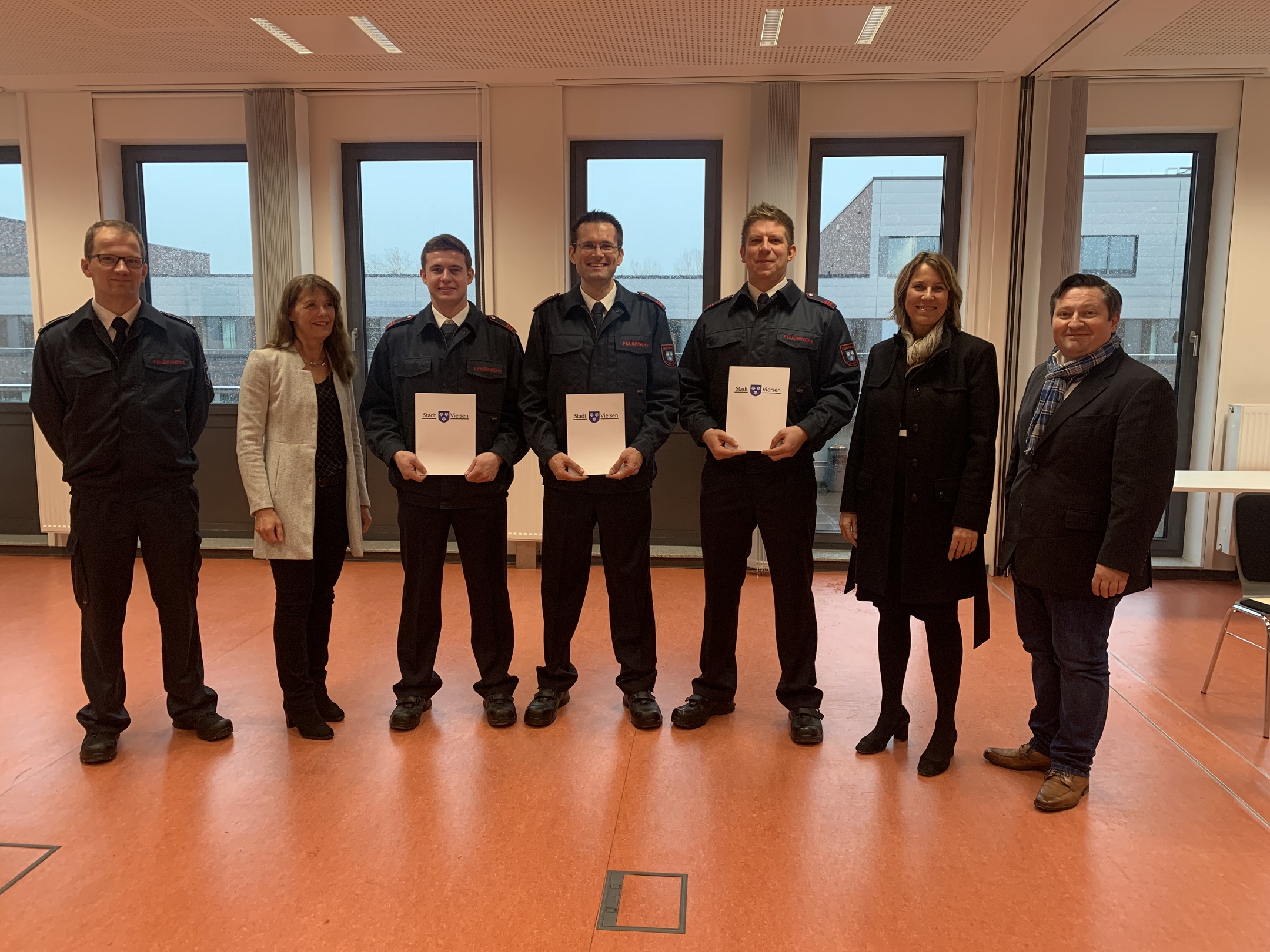 Gruppenbild der neuen Brandmeister mit den Vertreterinnen und Vertretern der Stadt Viersen