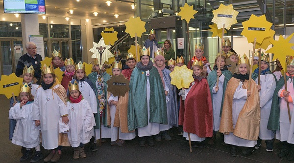 Gruppenbild der Sternsinger mit der Bürgermeisterin (Foto: Stadt Viersen)