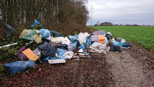 Der abgeladene Müll im Bereich Hochfeld am Rande Dülkens (Foto: Stadt Viersen)