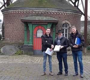 Hartwig Hören vom Förderverein Narrenmühle (Mitte) übergab das Auftragsschreiben an Mühlenbauer Max Beijk (links). Rechts im bild Fachplaner Paul Groen (Foto: Stadt Viersen)