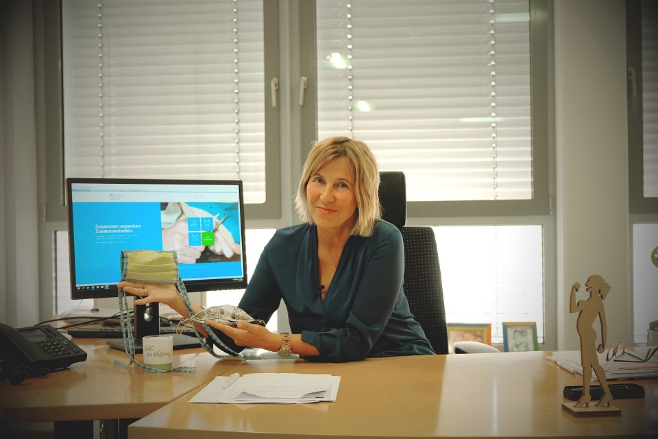 Bürgermeisterin Sabine Anemüller zeigt das Online-Portal "Wir sind Viersen" (Foto: Stadt Viersen)