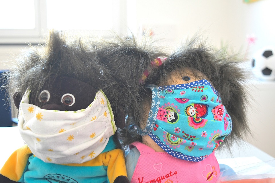 Die Kindermasken passen auf kleine Köpfe (Foto: Stadt Viersen)