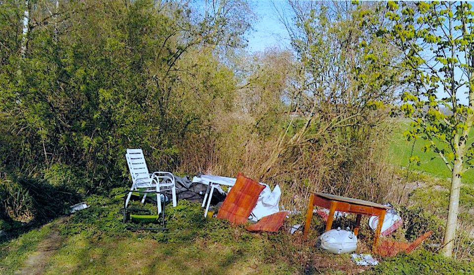 Wer seine ausrangierten Gartenmöbel auf diese Weise der Allgemeinheit zur Verfügung stellt, tut niemandem einen Gefallen (Foto: Stadt Viersen)