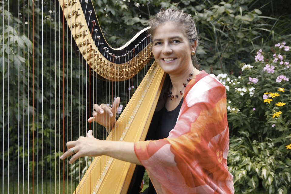 Die Harfenistin Uta Deilmann spielt am Samstag, 9. Mai 2020