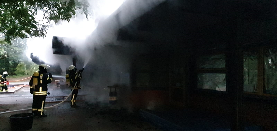 Die Feuerwehr löschte das brennende Vordach (Foto: Stadt Viersen)
