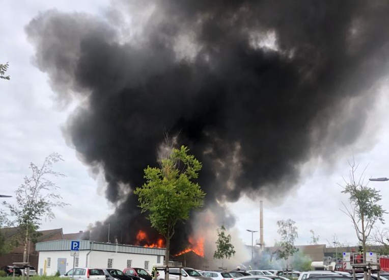Rauch und Flammen in Dülken (Foto: Feuerwehr Viersen)