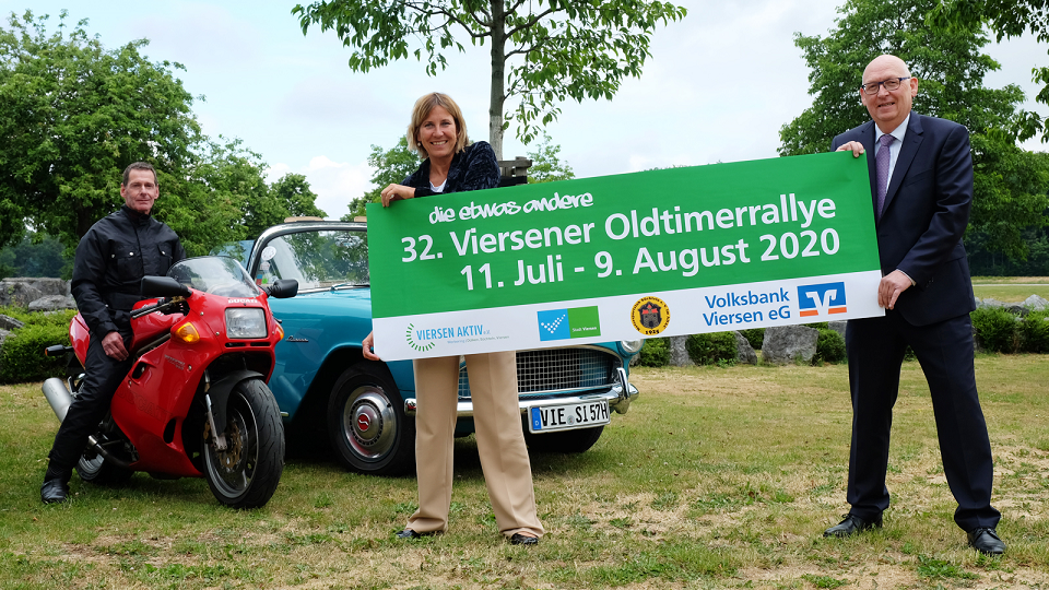 Organisatoren und Sponsoren der Viersener Oldtimerrallye (Foto: Volksbank Viersen)
