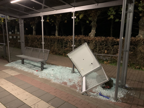 Das zerstörte Wartehäuschen am Bussteig 9 (Foto: Stadt Viersen)