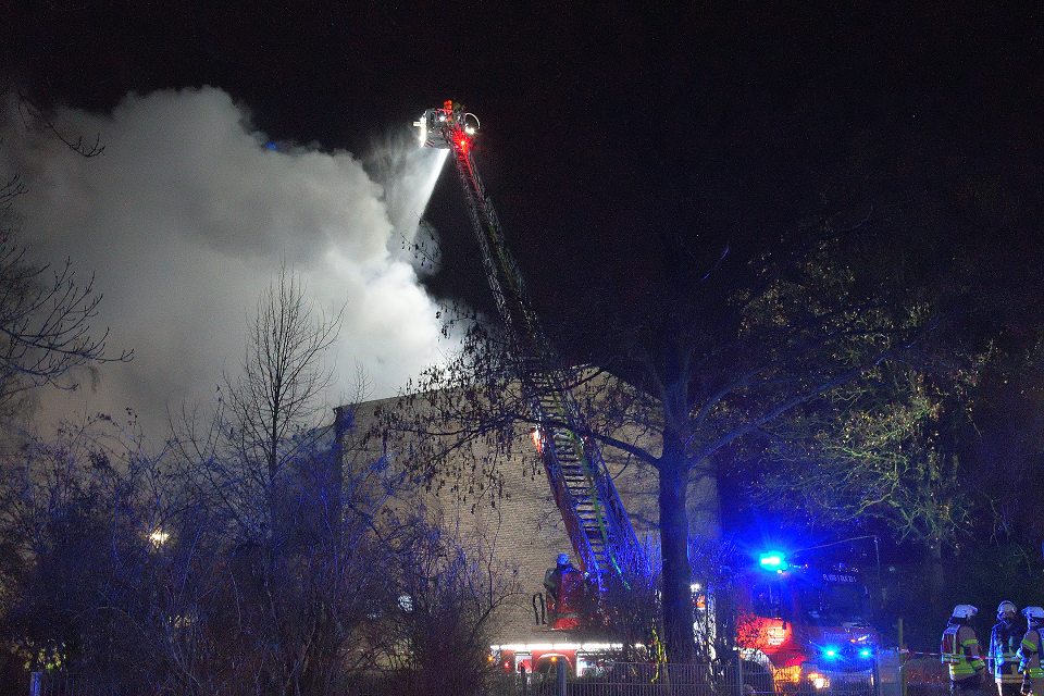 Die Feuerwehr Viersen im Einsatz: Das Feuer in der Turnhalle der Agnes-van-Brakel-Grundschule wurde von allen Seiten bekämpft (Foto: Stadt Viersen)