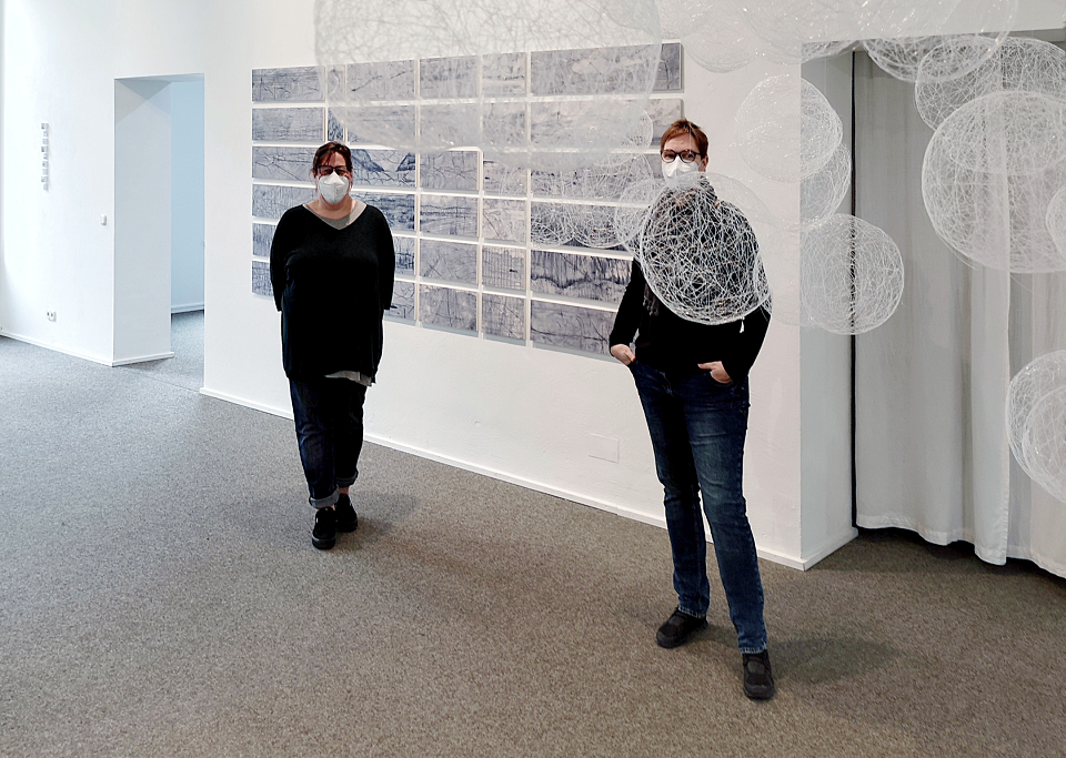 Dagmar Reichel (links) und Barbara Schmitz-Becker beim Aufbau der Ausstellung in der Städtischen Galerie im Park (Foto: Stadt Viersen)