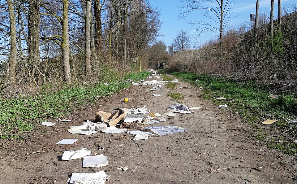 Abfall entlang der Autobahn (Foto: Stadt Viersen)