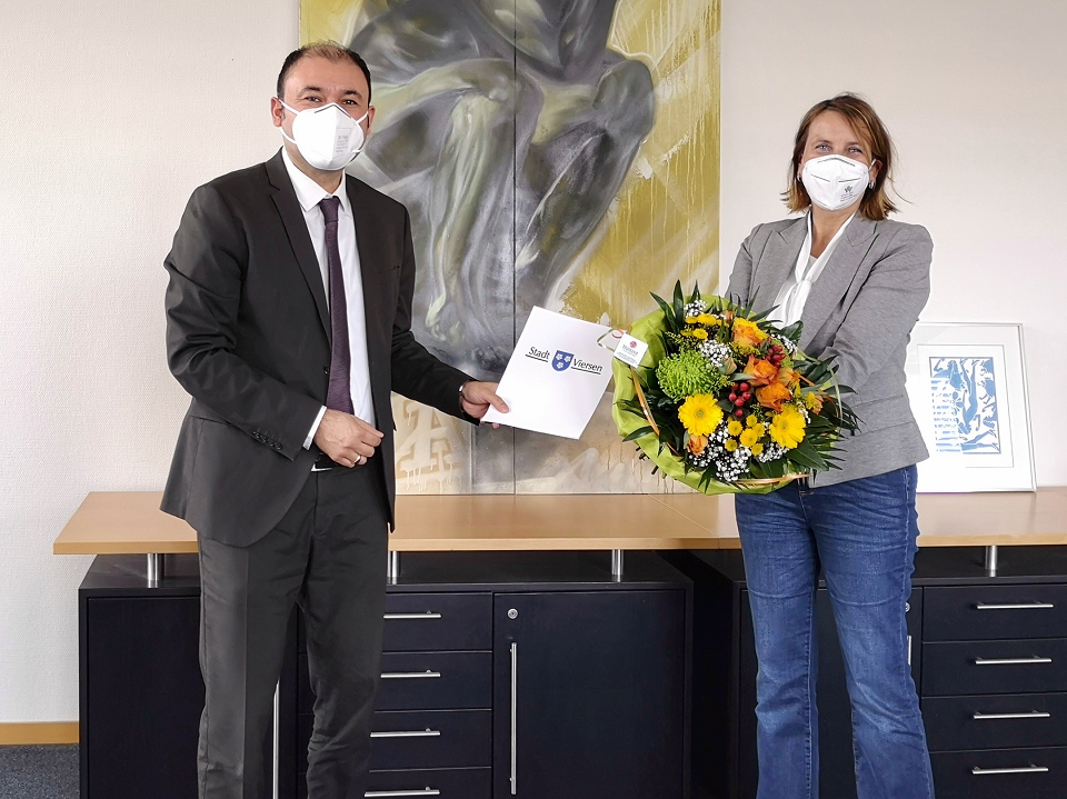 Ertunc Deniz (links) erhielt vonn Bürgermeisterin Sabine Anemüller seine Ernennungsurkunde (Foto: Stadt Viersen)