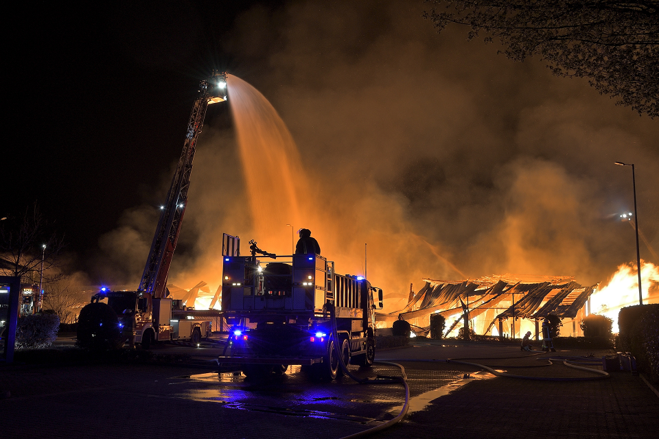 Die Lagerhalle brannte in voller Ausdehnung (Foto: Stadt Viersen)