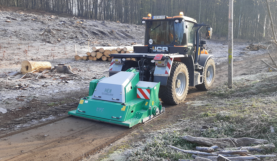 Die neue Maschine zur Ertüchtigung (nicht nur) von Waldwegen im Einsatz (Foto: Stadt Viersen)