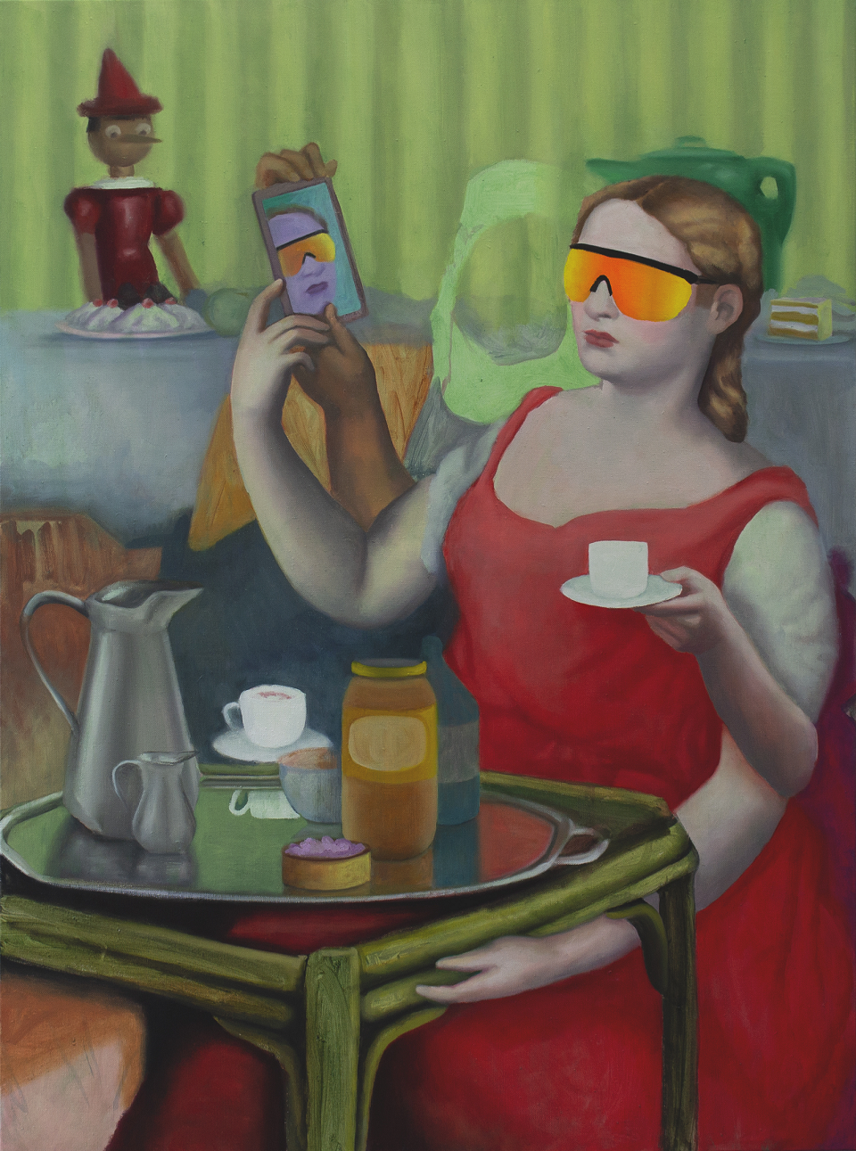 Zohar Fraiman: See Believe Produce, Öl auf Leinwand, 135 x 100 Zentimeter, 2021 - Das Bild zeigt eine Frau im roten Kleid mit verspiegelter Sonnenbrille  an einem gedeckten Kaffeetisch. Sie hat fünf Arme und hält sowohl eine Kaffeetasse als auch ein Mobiltelefon. Im Hintergrund sitzt eine Pinocchio-Figur.