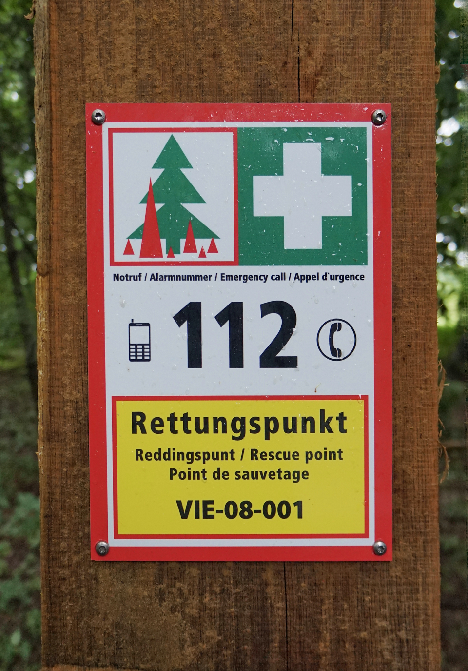 Eines der frisch aufgehängten Schilder mit den Angaben zum Rettungspunkt (Foto: Stadt Viersen)  - Das Bild zeigt ein an einen Baum montiertes Schild mit den Angaben Notruf 112 und Rettungspunkt VIE-08-001