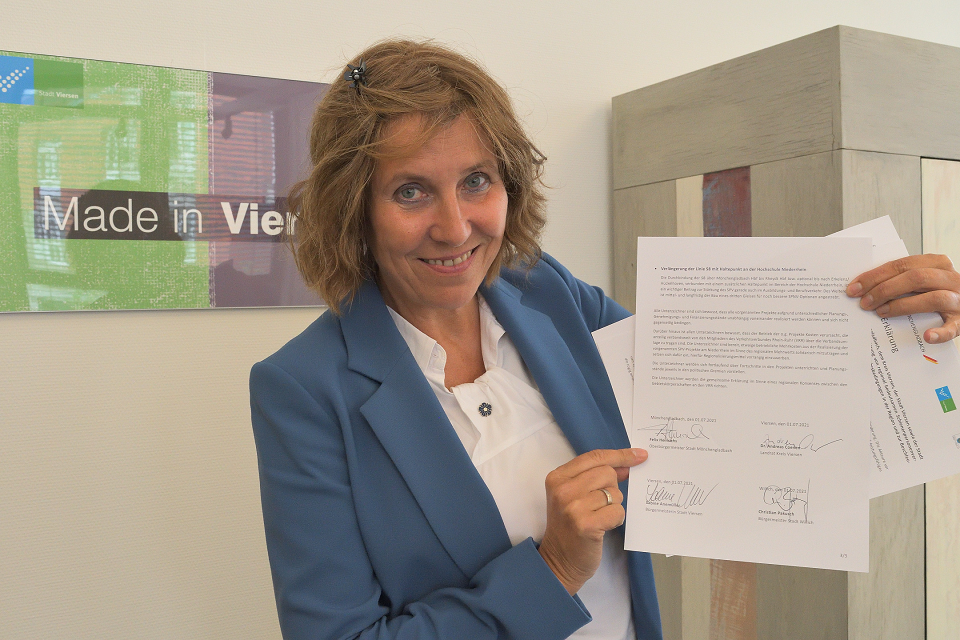 Bürgermeisterin Sabine Anemüller mit einem unterschriebenen Exemplar des Letters of Intent (Foto: Stadt Viersen)