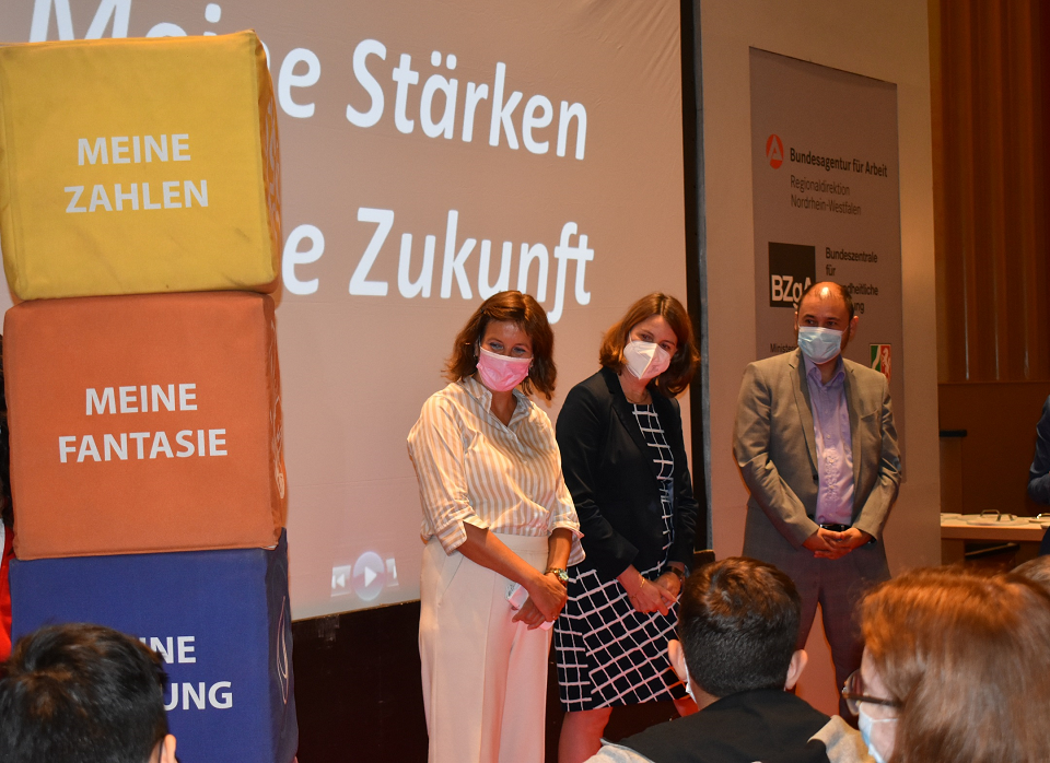 Sabine Anemüller (Bürgermeisterin der Stadt Viersen), Dr. Bettina Rademacher-Bensing (Agentur für Arbeit Krefeld) und Ertunç Deniz (Beigeordneter der Stadt Viersen). (von links; Foto: Stadt Viersen)
