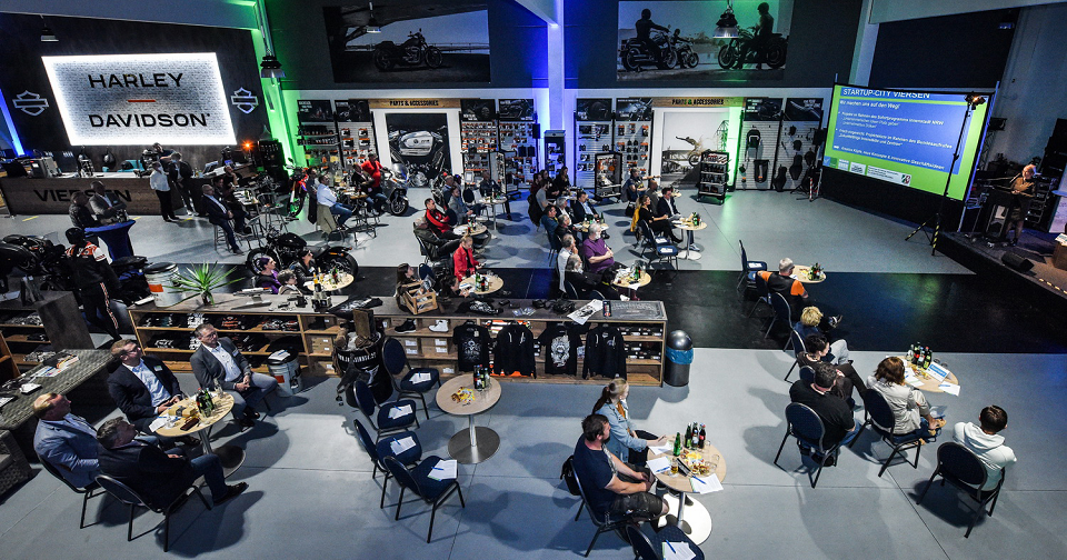 Der Viersener Harley-Davidson-Store war Schauplatz des Startup-Viersen-Treffens und bot neben einem außergewöhnlichen Ambiente mit besonderen Schaustücken sogar Probe(mit-)fahrten für Interessierte an (Foto: Antje Prömper)