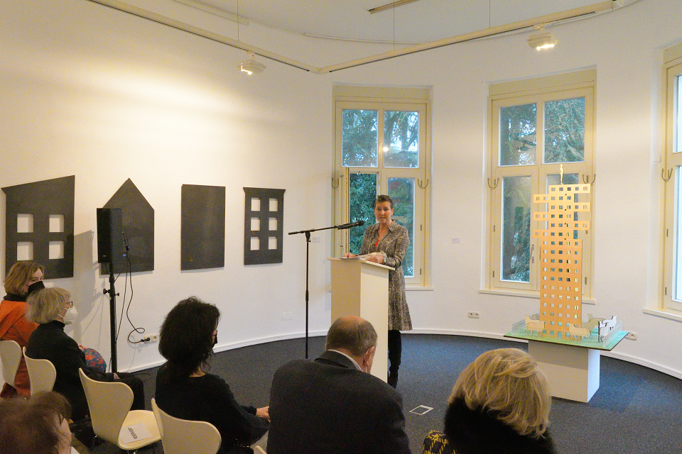 Bürgermeisterin Sabine Anemüller eröffnete die Ausstellung und erinnerte an die zurückliegenden vier Jahrzehnte der Städtischen Galerie im Park (Foto: Stadt Viersen)