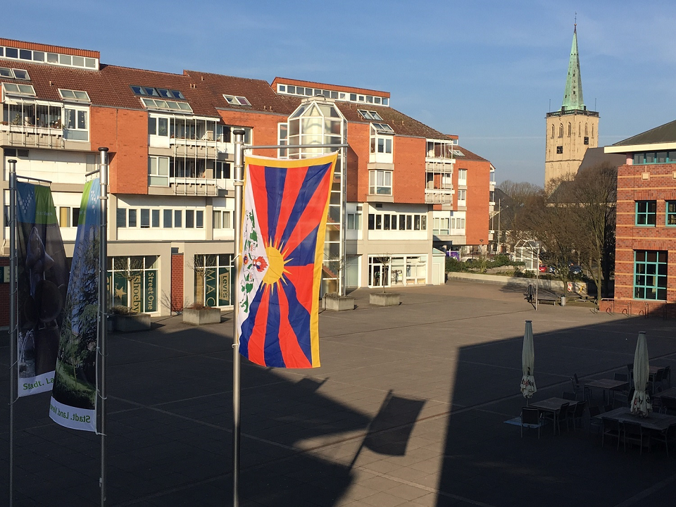 Die Tibetflagge vor dem Stadthaus (Archivbild von 2018; Foto: Stadt Viersen)