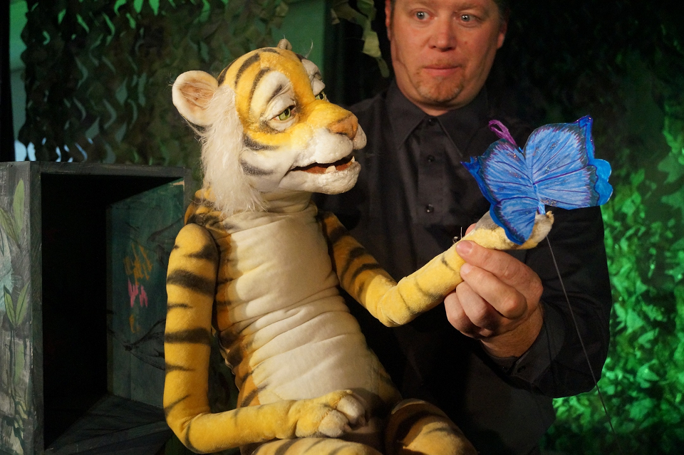 Eines Tages hat Herr Tiger eine wilde Idee ... (Foto: Theater con Cuore)