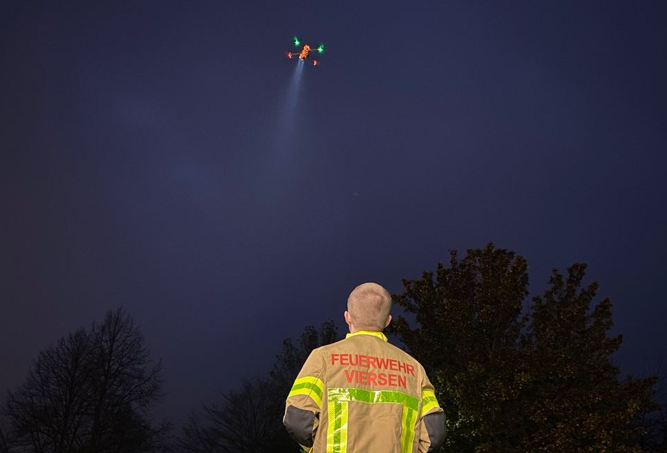 Mit einer Drohne kann sich die Feuerwehr einen besseren Überblick verschaffen (Foto: Feuerwehr Viersen)
