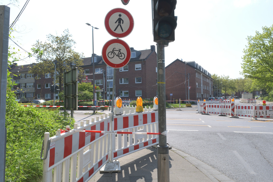 Zu Fuß und mit dem Rad kann die Freiheitsstraße an der Kreuzung Gerberstraße/Goetersstraße nicht überquert werden (Foto: Stadt Viersen)