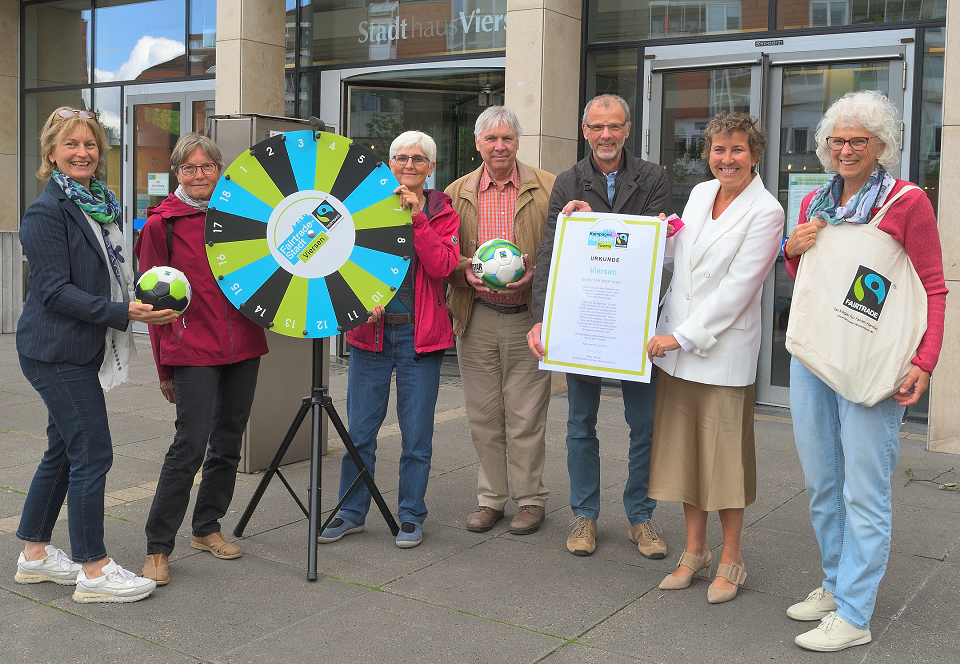 Bürgermeisterin Sabine Anemüller (2. von rechts) mit engagierten Mitstreiterinnen und Mitstreitern für den Fairtrade-Gedanken mit der Verlängerungsurkunde für die Zertifizierung, die jetzt im Stadthaus eintraf (Foto: Stadt Viersen)