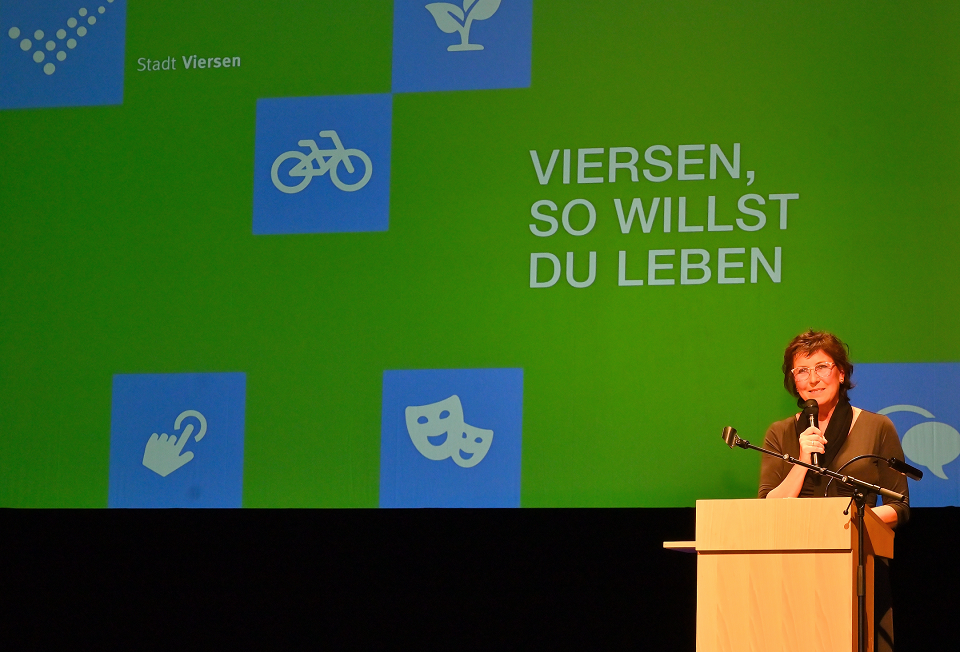 Bürgermeisterin Sabine Anemüller bei ihrer Rede zum Neujahrsempfang der Stadt Viersen in der Festhalle (Foto: Stadt Viersen)