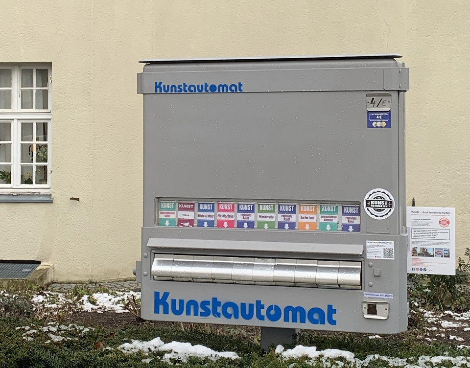 Kunst statt Kippen: der Kunstautomat neben der städtischen Kulturverwaltung (Foto: Stadt Viersen)