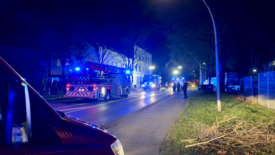 Die Gladbacher Straße war während des Einsatzes gesperrt (Foto: Stadt Viersen – Feuerwehr)