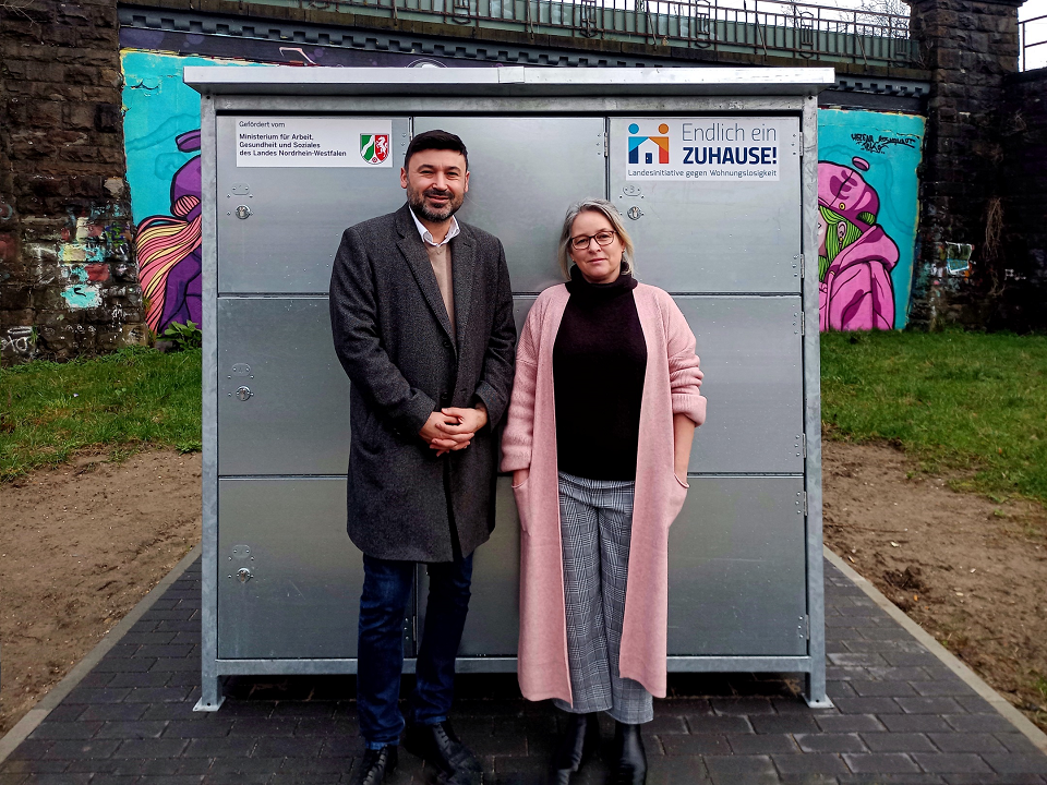 Sozialdezernent Ertunç Deniz mit Sabine Gast, Fachbereichsleitung Wohnungslosenhilfe SKM Kreis Viersen, an der neuen Schließfachanlage