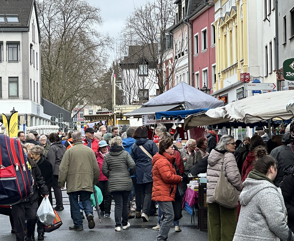Reges Treiben herrschte am Aschermittwoch auf dem Schöppenmarkt in Dülken. Foto: Stadt Viersen