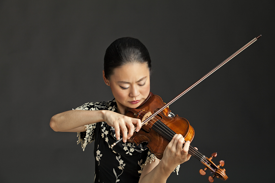 Künstlerin, Aktivistin, Pädagogin und Violinistin: Midori tritt beim Konzert in der Festhalle als Solistin auf. Foto: Timothy Greenfield-Sanders